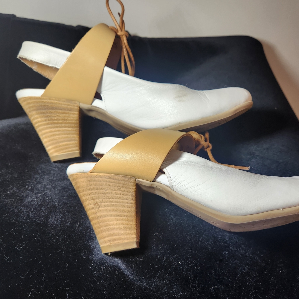 Bueno Women's Tan Leather Heels - Picture 3 of 5